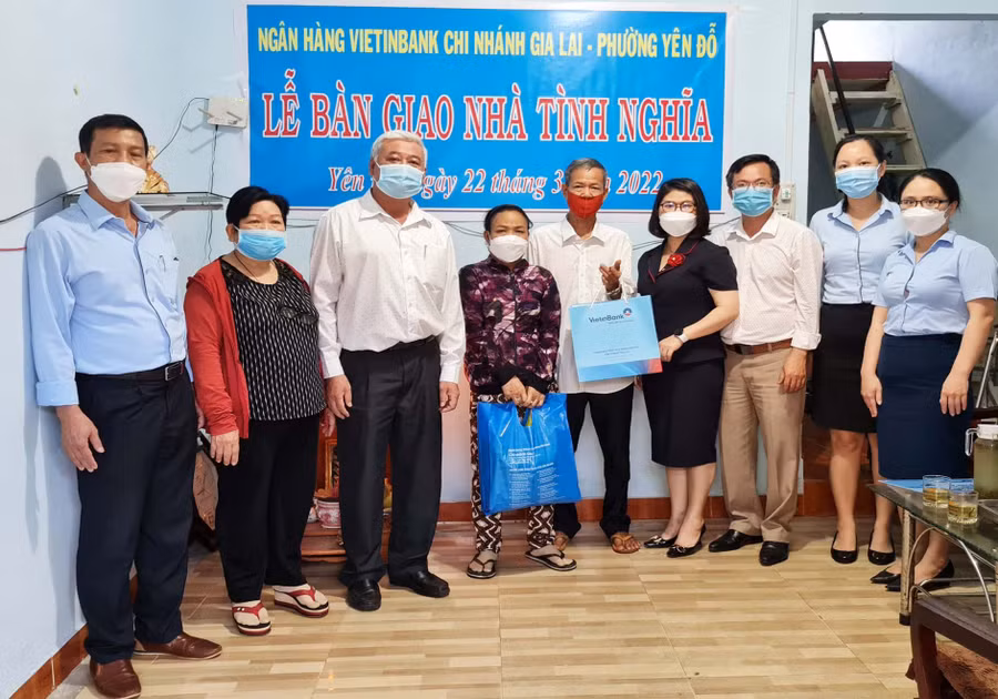 Ngân hàng Thương mại cổ phần Công thương Việt Nam chi nhánh Gia Lai phối hợp UBND phường Yên Đổ (TP. Pleiku) tặng nhà tình nghĩa cho ông Hồ Văn Tường (thứ 5 từ phải qua). Ảnh: Phan Lài