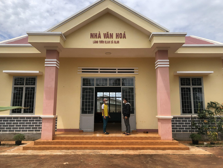 Nhà văn hóa làng Tuơh Klah được xây dựng từ nguồn kinh phí do Nhà nước và Nhân dân đóng góp. Ảnh: Anh Huy Nhà văn hóa làng Tuơh được xây dựng từ nguồn kinh phí Nhà nước và Nhân dân đóng góp. Ảnh: Anh Huy