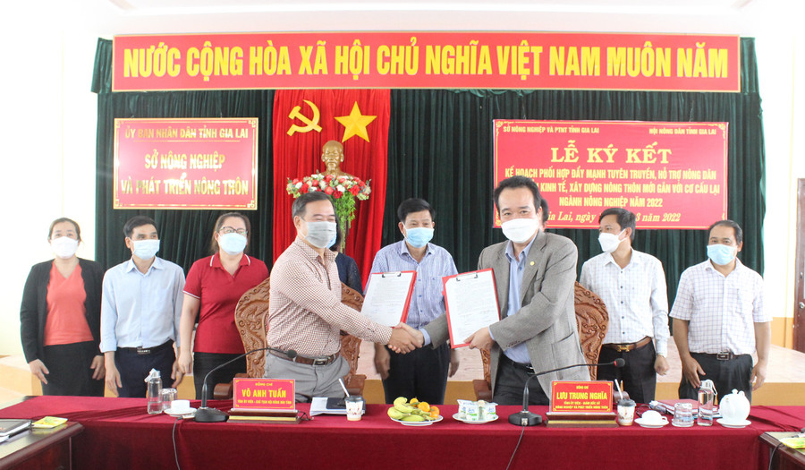 Lãnh đạo 2 đơn vị ký kết tuyên truyền. Ảnh: Nguyễn Diệp