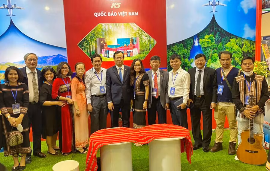 Ông Nguyễn Trùng Khánh (thứ 7 từ phải qua)-Tổng cục trưởng Du lịch thăm quan gian hàng của tỉnh Gia Lai. Ảnh: Bùi Hương Thảo