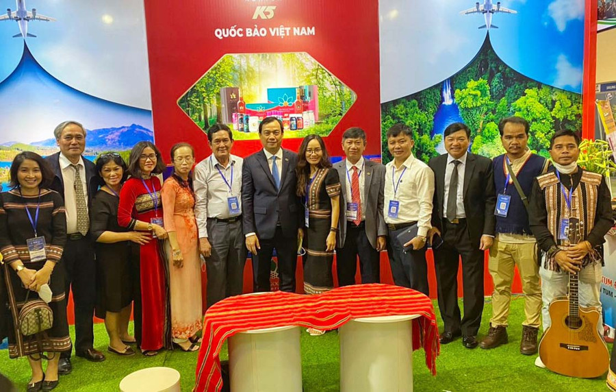 Ông Nguyễn Trùng Khánh (thứ 7 từ phải qua)-Tổng cục trưởng Du lịch thăm quan gian hàng của tỉnh Gia Lai. Ảnh: Bùi Hương Thảo