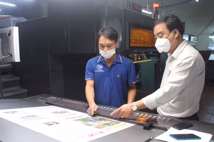 Cán bộ, nhân viên Công ty cổ phần In-Đầu tư phát triển giáo dục Gia Lai kiểm tra, rà soát lỗi trong quá trình in báo Gia Lai. Ảnh: Phan Lài
