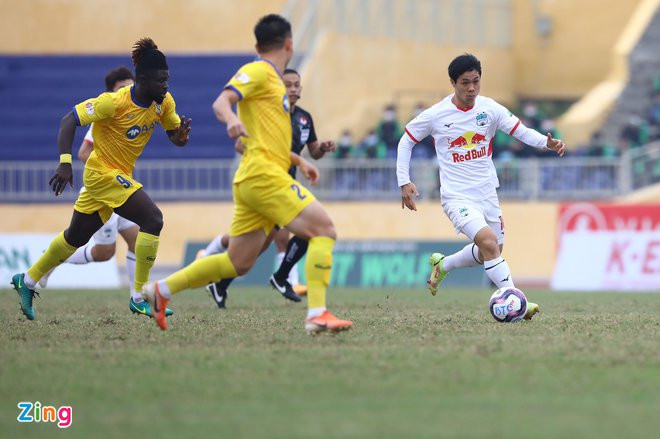 Công Phượng (bìa phải) cùng đồng đội đã phải nhận thất bại đầu tiên của mùa giải. Ảnh: Zing