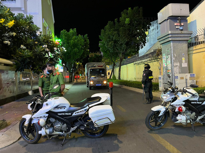 Lực lượng công an tham gia công tác khám xét nhà bà Hằng.  Lực lượng công an tham gia công tác khám xét nhà bà Hằng