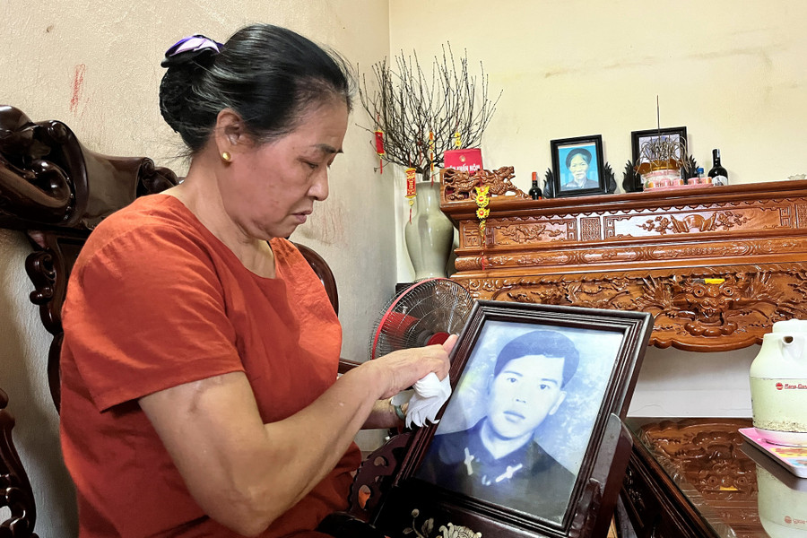 Bà Nguyễn Thị Tần bên di ảnh của người chồng - thuyền trưởng Anh hùng Vũ Phi Trừ