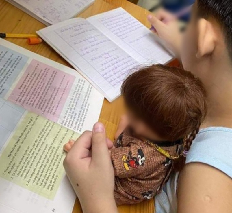 Có người tin búp bê kumanthong giúp con em họ... học tốt hơn. Ảnh: T.L