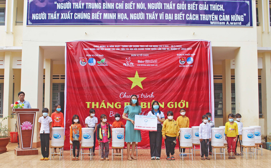 Nhóm từ thiện Fly to Sky tặng bình lọc nước cho các lớp học của Trường Tiểu học Kpă Klơng (xã Ia Nan, huyện Đức Cơ). Ảnh: Phan Lài