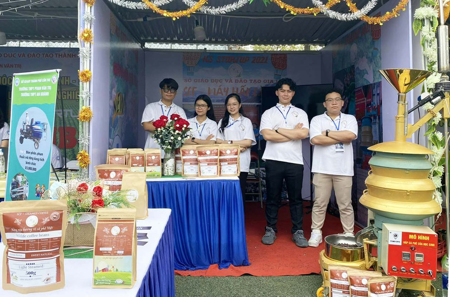 Nhóm tác giả và gian hàng trưng bày sản phẩm của dự án. Ảnh: Trần Văn Khải Nhóm tác giả và gian hàng trưng bày sản phẩm của dự án. Ảnh: Phan Lài