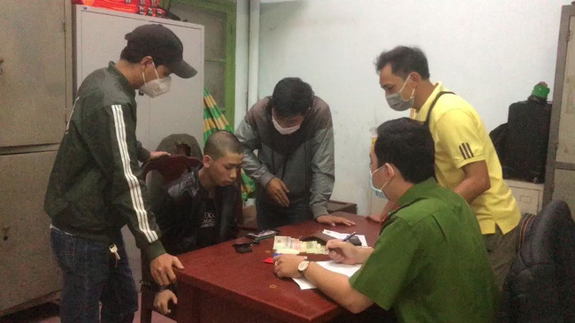 Công an lấy lời khai đối tượng Trần Văn Quý. Ảnh: C.Q Công an lấy lời khai đối tượng Trần Văn Quý. Ảnh: C.Q