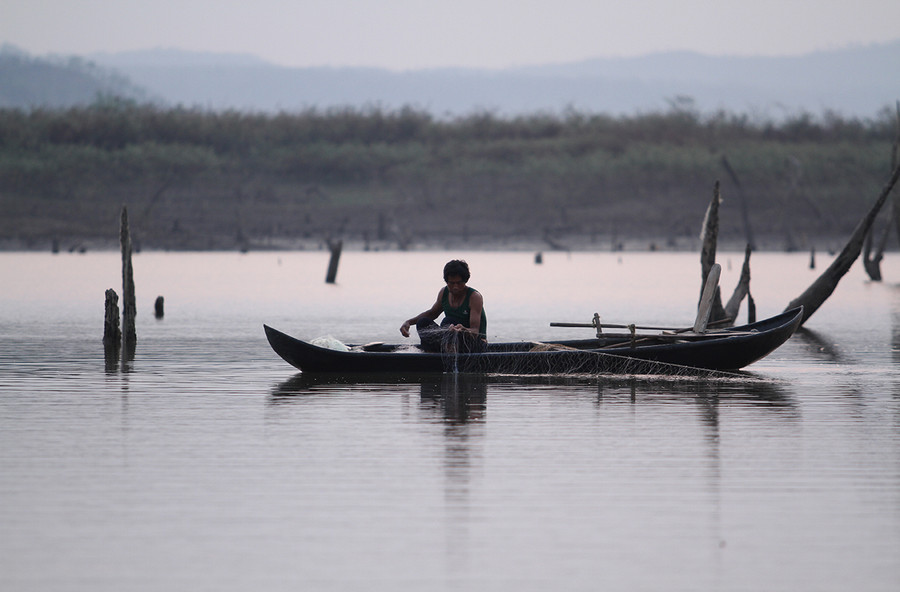 Dân Ayun đánh cá trên lòng hồ thủy lợi Ayun Hạ. Ảnh: Nguyễn Tú