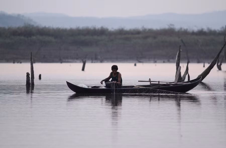 Dân Ayun đánh cá trên lòng hồ thủy lợi Ayun Hạ. Ảnh: Nguyễn Tú