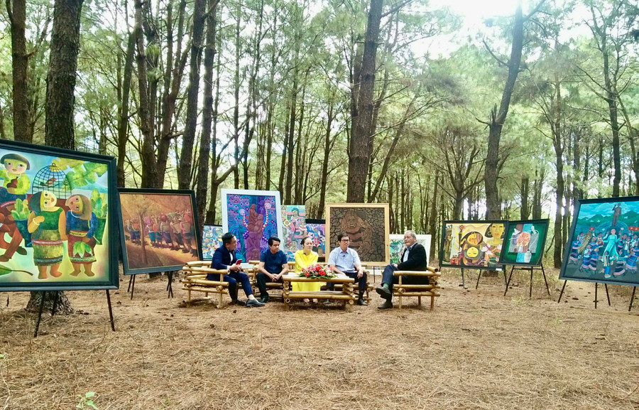 Chương trình giao lưu, trò chuyện cùng những gương mặt nổi bật của chuyên ngành Mỹ thuật do Hội Văn học Nghệ thuật tỉnh tổ chức đầu tháng 1-2022. Ảnh: Nguyễn Minh Tuấn