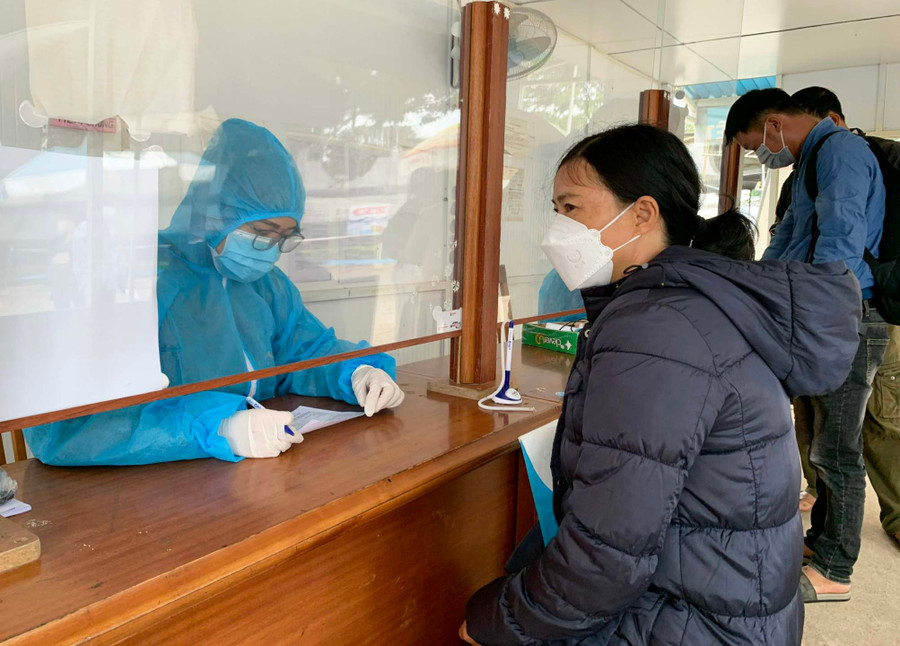 Người dân khai báo y tế tại khu sàng lọc Covid-19 Bệnh viện Đại học Y dược-Hoàng Anh Gia Lai. Ảnh: Như Nguyện Người dân khai báo y tế tại Khu sàng lọc Covid-19 Bệnh viện Đại học Y dược- Hoàng Anh Gia Lai. Ảnh: Như Nguyện