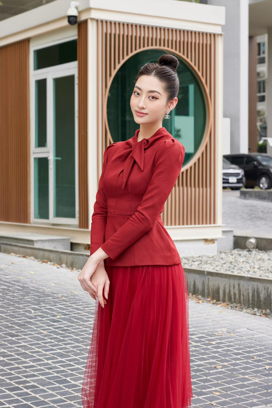 Thiết kế kín đáo và thanh lịch giúp tôn lên vẻ quý phái cho Miss World Vietnam 2019.