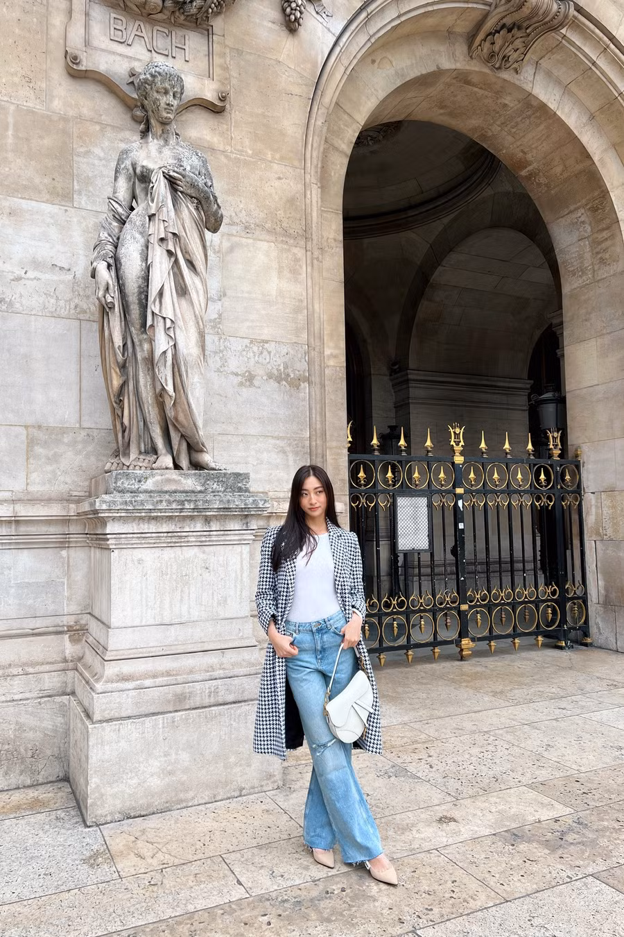 Sau khi sắp xếp đồ đạc, chân dài gốc Cao Bằng tranh thủ xuống phố để thưởng thức vẻ đẹp và ghi lại một số khoảnh khắc của mình tại thành phố lãng mạn này. Dù chỉ diện trang phục đơn giản là quần jeans, áo thun, áo khoác và trang điểm nhẹ nhàng nhưng cô vẫn gây ấn tượng bởi vẻ ngoài xinh đẹp và đôi chân dài 1m22. Ảnh: NVCC