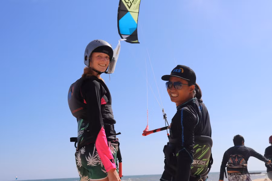 Du khách quốc tế lướt ván diều ở Mũi Né, tháng 2.2020. Ảnh: Quế Hà 