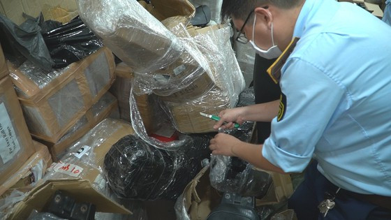 Quản lý thị trường TPHCM kiểm đếm hàng hóa tại kho vi phạm