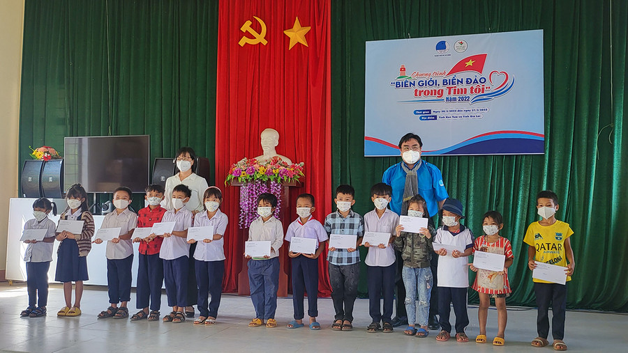  Hội LHTN Việt Nam tỉnh Gia Lai phối hợp Hội LHTN Việt Nam TP.Hồ Chí Minh tặng học bổng cho các em thiếu nhi xã Ia Púch (huyện Chư Prông). Ảnh: Phan Lài