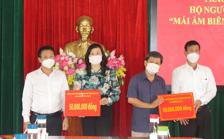 Các đơn vị trao tiền tài trợ xây dựng nhà ở cho hộ nghèo, hộ gia đình chính sách trên địa bàn huyện Ia Grai. Ảnh: Phan Lài Các đơn vị trao tiền tài trợ xây dựng nhà ở cho hộ nghèo, hộ gia đình chính sách trên địa bàn huyện Ia Grai. Ảnh: Phan Lài