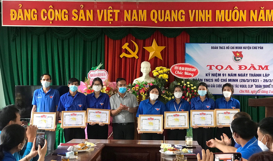 Ban tổ chức cuộc thi trao giải khuyến khích cho các tác giả, nhóm tác giả đạt giải. Ảnh: Minh Nhật