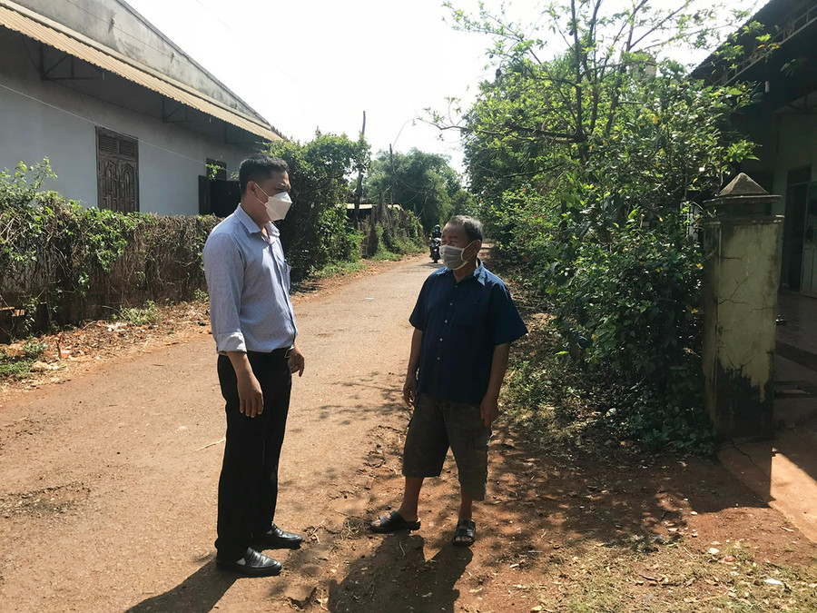 Ông Trần Đăng Xiêm (bìa phải; thôn Hòa Lộc, xã Ia Phang) bên diện tích đất được gia đình bàn giao mặt bằng cho đơn vị thi công làm đường tránh phía Đông thị trấn Nhơn Hòa. Ảnh: Nguyễn Diệp Ông Trần Đăng Xiêm (bìa phải; thôn Hòa Lộc, xã Ia Phang) bên diện tích đất được gia đình bàn giao mặt bằng cho đơn vị thi công làm đường tránh phía Đông thị trấn Nhơn Hòa. Ảnh: Nguyễn Diệp