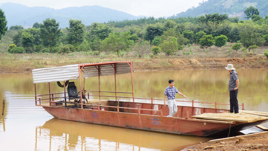Kiểm tra phương tiện giao thông đường thủy trên địa bàn huyện Ia Grai. Ảnh: Lê Anh