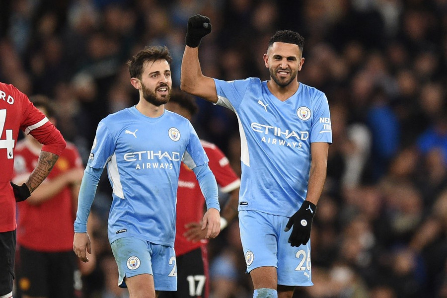 Riyad Mahrez (phải) ghi 2 bàn nhấn chìm M.U. Ảnh: AFP