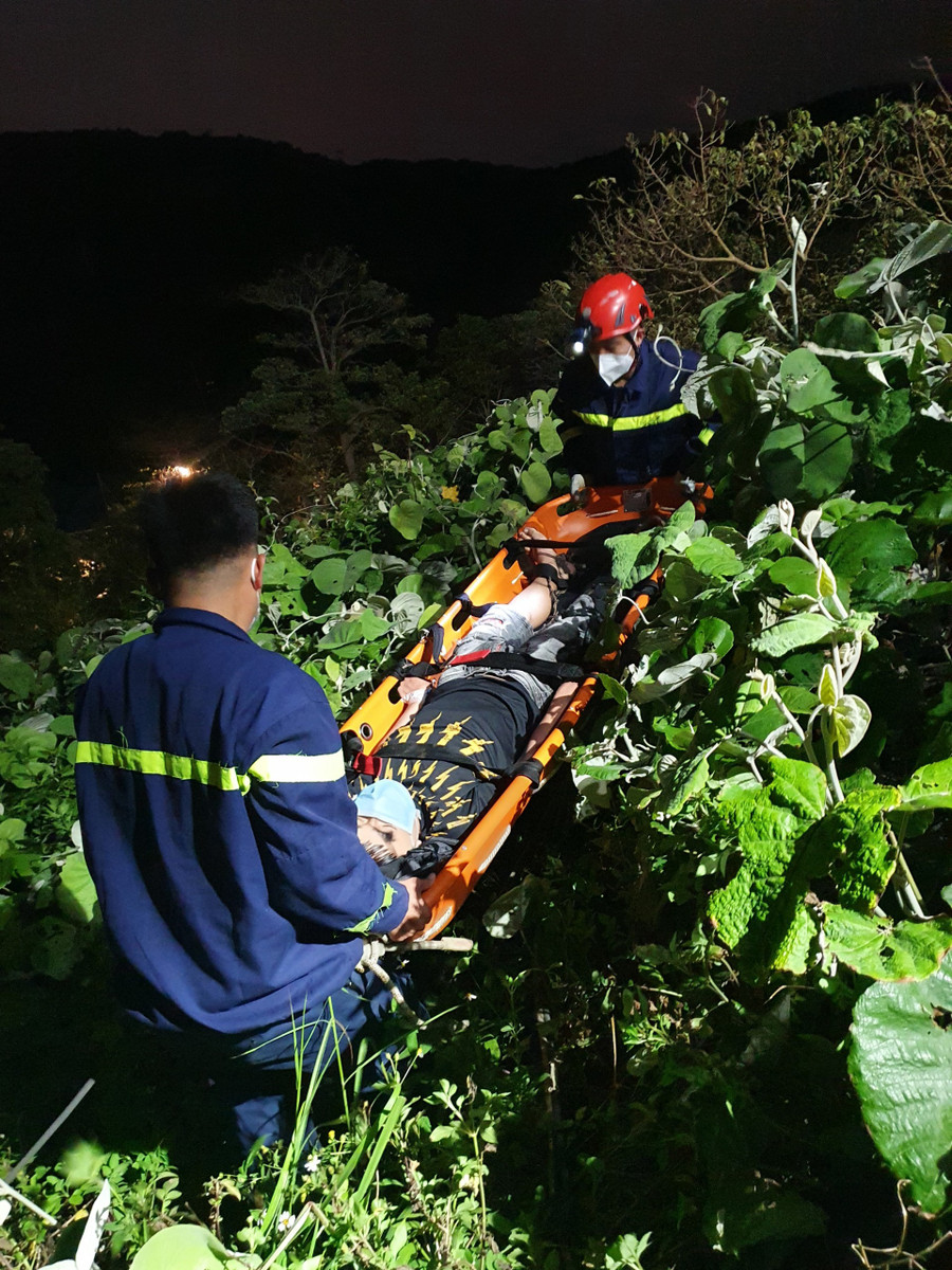 Lực lượng cứu nạn cứu hộ, Công an TP.Đà Nẵng giải cứu nam thiếu niên rơi xuống vực sâu ở núi Sơn Trà vào đêm 12.3 - Ảnh: Huy Đạt Lực lượng cứu nạn cứu hộ, Công an TP.Đà Nẵng giải cứu nam thiếu niên rơi xuống vực sâu ở núi Sơn Trà vào đêm 12.3 - Ảnh: Huy Đạt