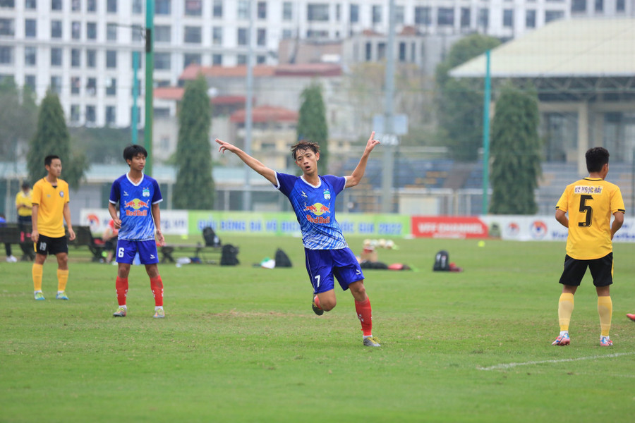 Niềm vui sau khi ghi bàn của Lê Huy Kiệt (7,HAGL). Ảnh: Phương Thúy