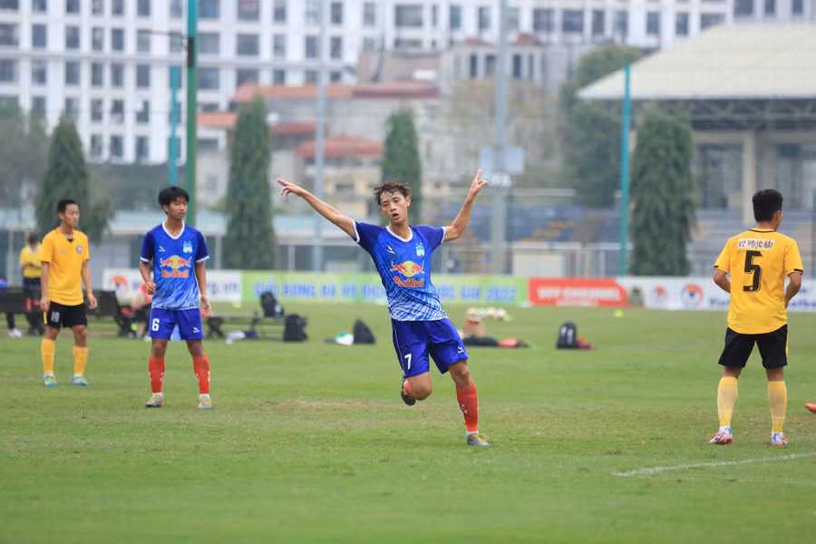 Niềm vui sau khi ghi bàn của Lê Huy Kiệt (7,HAGL). Ảnh: Phương Thúy