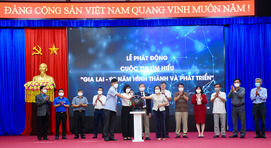 Thường trực Tỉnh ủy, Thường trực HĐND tỉnh, lãnh đạo UBND tỉnh, Thường trực Ủy ban MTTQ Việt Nam tỉnh và đồng chí Trưởng ban tổ chức đã cùng bấm nút phát động cuộc thi. Ảnh: Lam Nguyên Thường trực Tỉnh ủy, Thường trực HĐND, lãnh đạo UBND tỉnh, Thường trực Ủy ban MTTQ Việt Nam tỉnh và đồng chí Trưởng ban Tổ chức đã cùng bấm nút phát động cuộc thi.