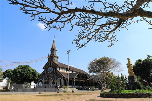 Nhà thờ gỗ Kon Tum nổi bật giữa cái nắng của Tây Nguyên. Ảnh: Thành Đạt/TTXVN