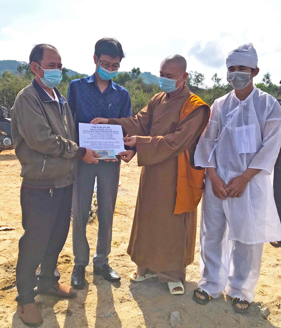 Đại diện chùa Quan Âm cùng Hội Chữ thập đỏ thị xã An Khê và chính quyền địa phương trao số tiền hỗ trợ của các nhà hảo tâm cho gia đình người bị nạn. Ảnh: Ngọc Minh 