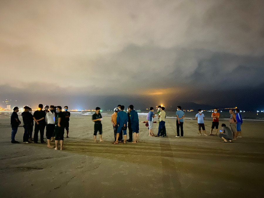  Đến 23 giờ 30 phút ngày 27.3, lực lượng chức năng TP.Đà Nẵng tìm thấy thi thể nam du khách 20 tuổi quê Nam Định. Ảnh: Huy Đạt