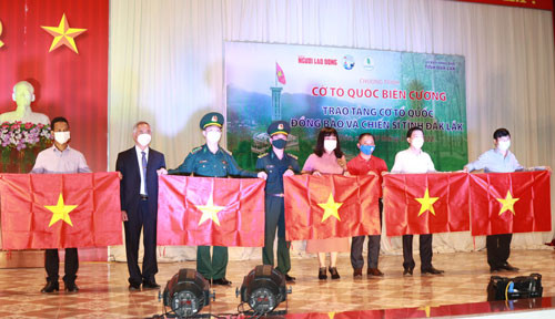 Báo Người Lao Động trao tặng 10.000 lá cờ Tổ quốc cho chiến sĩ và nhân dân vùng biên giới tỉnh Đắk Lắk
