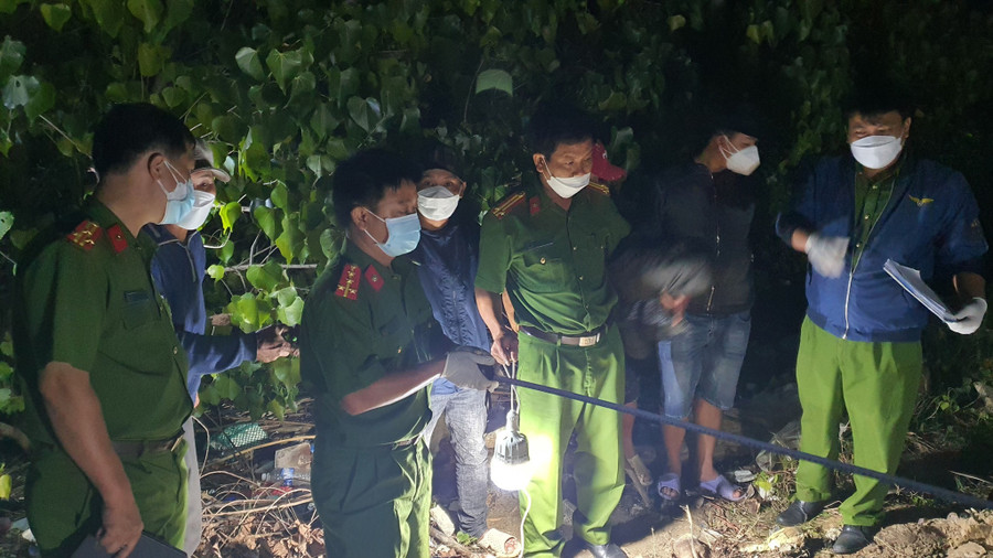 Công an khám hiện trường chôn xác nạn nhân tại nghĩa địa. Ảnh: Trị Bình Công an khám hiện trường chôn xác nạn nhân tại nghĩa địa. Ảnh: Trị Bình