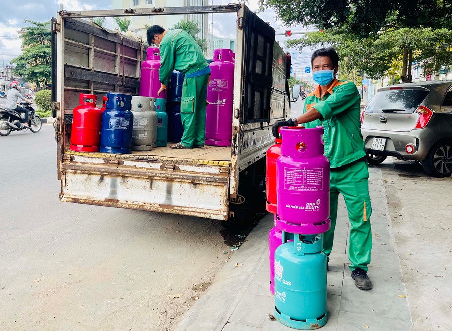 Từ ngày 1-3, giá gas trên thị trường đã tăng 42 ngàn đồng/bình 12 kg. Ảnh: Vũ Thảo