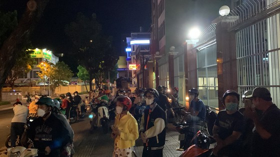  Rạng sáng 25-3, nhiều người dân vẫn hiếu kỳ tập trung trước căn nhà của bà Nguyễn Phương Hằng ở quận 3. Ảnh: CHÍ THẠCH