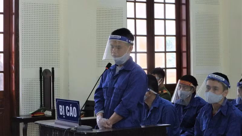 Cựu đại úy Trần Văn Việt (đứng) và các đồng phạm tại tòa. Ảnh: K.H