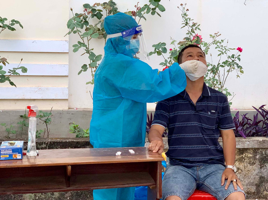 Người dân chỉ nên test nhanh khi thấy có các dấu hiệu nghi ngờ nhiễm SARS-CoV-2 để tránh lãng phí. Ảnh: Như Nguyện