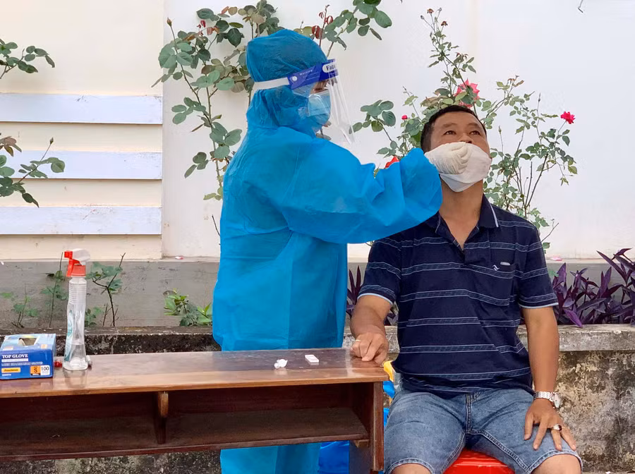 Người dân chỉ nên test nhanh khi thấy có các dấu hiệu nghi ngờ nhiễm SARS-CoV-2 để tránh lãng phí. Ảnh: Như Nguyện