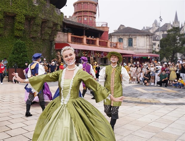 Biểu diễn nghệ thuật phục vụ du khách đến tham quan tại Sun World Ba Na Hills. Ảnh: TTXVN phát