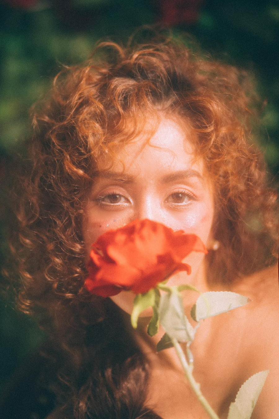 “Happy birthday to me! Xin chào số 40, 21/3/2022. Cột mốc hôm nay tôi có được không phải là do tôi chỉ may mắn đâu. Mà là cả một quá trình tôi phấn đấu, rèn rũa và kiên nhẫn với tất cả. Tôi muốn lưu lại một hình ảnh đẹp, một chút hạnh phúc đầy lãng mạn. Một chút nhẹ nhàng của tiểu thư như tôi mong ước. Và tôi muốn bộ hình này của tôi mang tên: 