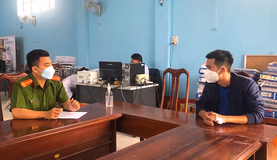  Công an thị xã An Khê trao đổi với nhân viên Y tế về sự việc xảy ra vào tối 15-3-2022. Ảnh: An Phát