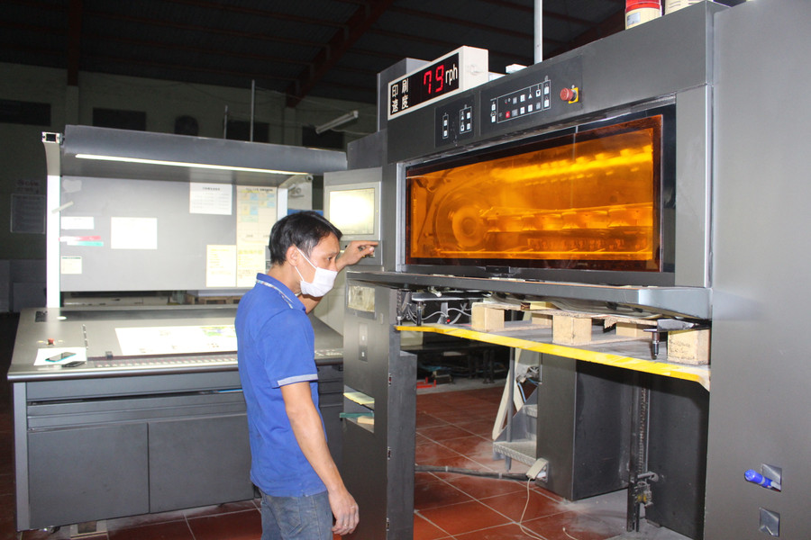 Ảnh 2: Anh Nguyễn Anh Hiệp-tổ trưởng tổ máy in (Công ty cổ phần In-Đầu tư Phát triển Giáo dục Gia Lai) kiểm tra máy in ấn phẩm Báo Gia Lai. Ảnh P.L