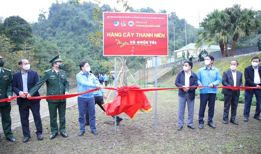 Các đại biểu khánh thành công trình hàng cây hữu nghị thanh niên Việt Nam - Lào. Ảnh: Đăng Hải