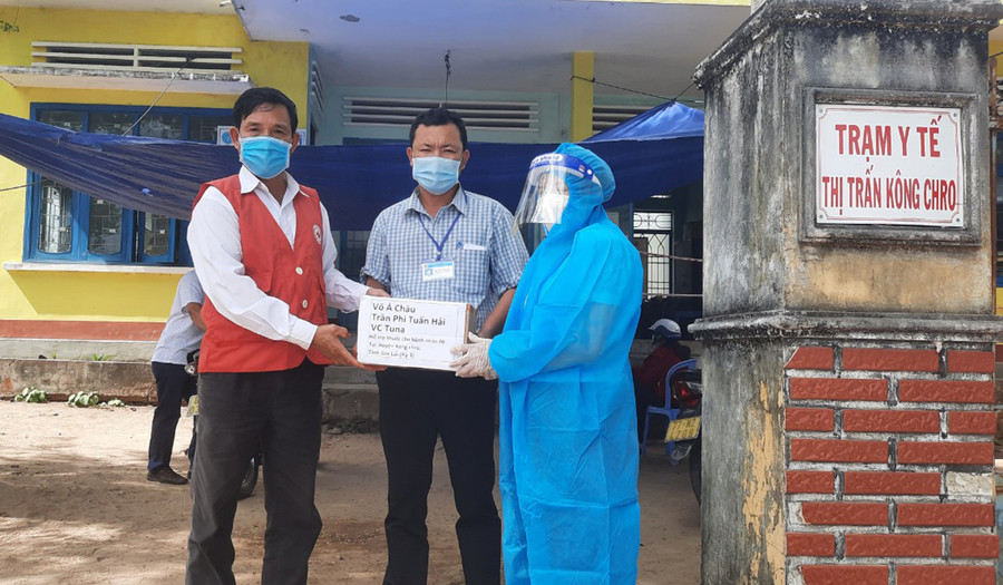 Hội Chữ thập đỏ huyện tặng 90 liều thuốc điều trị Covid-19 cho Trạm Y tế thị trấn Kông Chro. Ảnh: Hồng Ngọc Tặng 90 liều thuốc điều trị Covid-19 cho Trạm y tế thị trấn Kông Chro. Ảnh: Hồng Ngọc