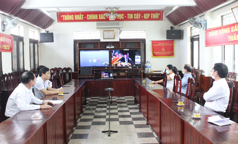 Quang cảnh điểm cầu trực tuyến tại Đài Khí tượng Thủy văn khu vực Tây Nguyên. Ảnh: Nguyễn Diệp