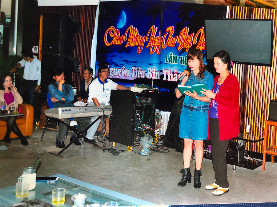 Chi hội Văn học Nghệ thuật An Khê (thị xã An Khê) thường xuyên tổ chức các buổi giao lưu để hội viên chia sẻ kinh nghiệm, giới thiệu tác phẩm của mình (chụp trước tháng 4-2021). Ảnh: Anh Tuấn