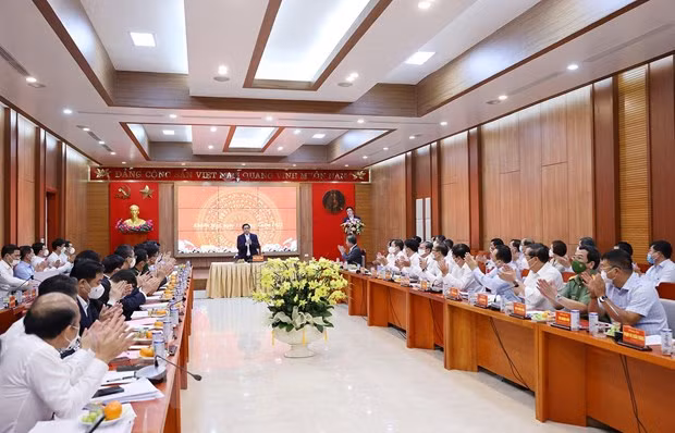 Buổi làm việc của Thủ tướng với lãnh đạo chủ chốt tỉnh Khánh Hòa cũng tập trung vào việc triển khai thực hiện Nghị quyết số 09-NQ/TW, ngày 28/01/2022 của Bộ Chính trị về xây dựng, phát triển tỉnh Khánh Hòa đến năm 2030, tầm nhìn đến năm 2045. (Ảnh: Dương Giang/TTXVN) Buổi làm việc của Thủ tướng với lãnh đạo chủ chốt tỉnh Khánh Hòa cũng tập trung vào việc triển khai thực hiện Nghị quyết số 09-NQ/TW, ngày 28/01/2022 của Bộ Chính trị về xây dựng, phát triển tỉnh Khánh Hòa đến năm 2030, tầm nhìn đến năm 2045. (Ảnh: Dương Giang/TTXVN)